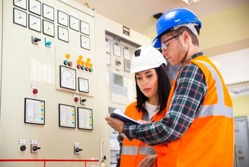 Symbolbild Sicherheit in Mittelspannungsanlagen, Sicherheitstechnische Anforderungen, Schalthandlungen und Wartungsarbeiten - gem. CEI 0-16 / CEI 78-17